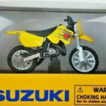 SUZUKI RM 125 Mini moto con soporte escala 1:32