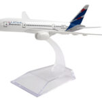 BOEING Latam 737 Color blanco con caja – escala 1:400