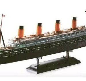 Academy 14220 R.M.S. Titanic Con Luz Led escala 1/700